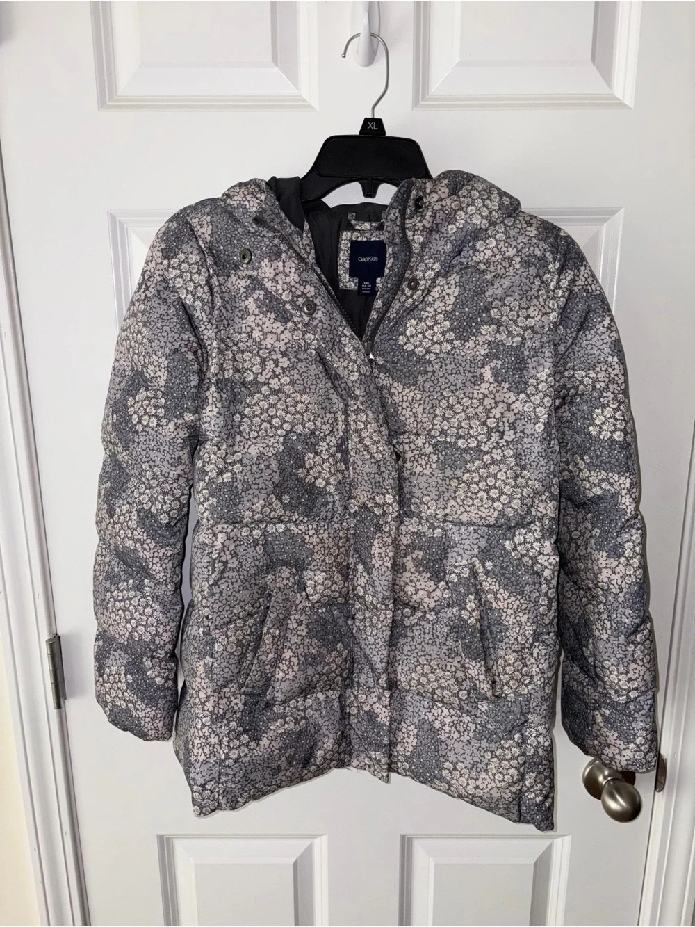 Girls GAP Hooded Floral-Print Puffer Jacket in Gray and Cream